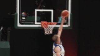 「酷い判定…」“疑惑のジャッジ”にホーバスHCが激昂！「これがゴールテンディングじゃないと？」「チャレンジ案件」ファンも騒然【バスケ日本代表】