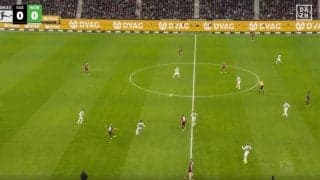 スタジアム騒然！ 堂安律が“高精度ロケットパス”「エグい」「あの距離をズバピタ」約50メートルを正確無比な“爆速キック”「スピードも距離も全て完璧」