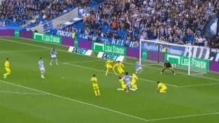 嘘だろ？久保建英を襲う“ダブルスライディング”にファン衝撃「何人マークに来るんだよ」キレキレカットインにDF2枚が滑り込む連続タックルの瞬間