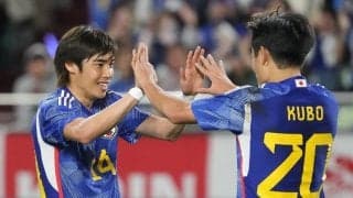 久保建英が見間違う⁉伊東純也が“口ひげ＆黒コーデ”の私服ショット公開！ ｢ハシにしてはかっこいいな｣｢憧れています｣｢ぎゃくにすか？｣｢一生自慢しよ｣