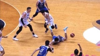 「味方やないかい！」“衝撃の誤審”に唖然…台湾選手同士が接触→日本のファウル判定「なんやこの審判」「雰囲気で笛を吹くな」【バスケＷ杯予選】