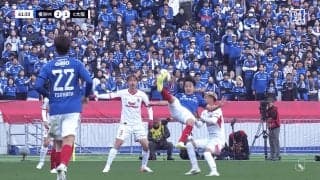 衝撃！“オーバーヘッドキック”の超絶アシストが「キャプ翼すぎる」「もう一回は厳しいだろうな笑」日本人MFの妙技にネット騒然