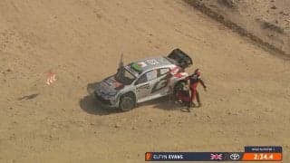 砂漠のど真ん中で…世界ラリー、ドライバー自らタイヤ交換する驚きの光景 決死の早業で戦線復帰し脚光