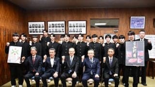 春高バレー山形代表の山形中央と米沢中央、JA各社が山形牛とつや姫を贈呈