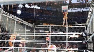 「すごい綺麗な大開脚」 人気日本人女子レスラー、ドラム缶から衝撃の“ひょっこり180度開脚” カメラが捉えた決定的瞬間