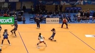 女子バレー、頭部直撃の強烈スパイクにざわめき 直後に注目選手が…振る舞いに反響も