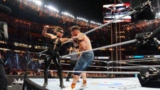 ある意味“歴史的”ワンシーン？ 怪力デカ女レスラーが引退間近レジェンドを「ひょいっ」と持ち上げ…カメラが捉えた“大迫力ショット”