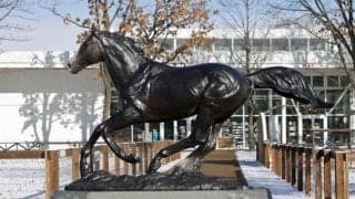 イクイノックスのブロンズ像が完成 ノーザンホースパークでお披露目式が開催される