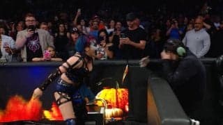 「あーあ」「かわいそう」人気日本人女子レスラー、痛恨の“誤爆” 毒霧がスタッフにぶっかかる…まさかの“スランプ”にファンツッコミ