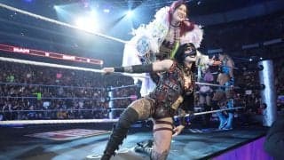 デカすぎる！ 人気絶頂の日本人女子レスラー、超巨大“顔面ボード”掲げられ感激「間違いなく人生最高だよ！！！」ファンも大興奮