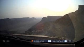 断崖絶壁も躊躇なし！世界最速ラリーカーが“崖っぷち”を攻める離れ業 捉えた狂気のダウンヒルに一流の妙技