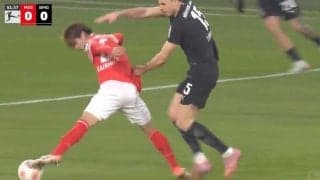 ファン騒然！ 佐野海舟に“想定外のアクシデント”「裂けた…」「こんなに？」相手選手を振り切る→まさかの展開「フィジカル強！」