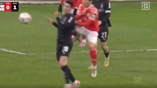 ウソでしょ！？ 川﨑颯太、まさかの“飛び蹴り”「怖っ！」途中出場→いきなり危険すぎるファーストプレー「それは危ないw」