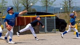 苦手な守備が上達する“荒れ地壁当て”　筒香兄が解説…捕球と送球を同時に磨くコツ