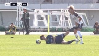 「印象悪いな」転倒時に足が相手選手の股間を直撃「めちゃくちゃ痛いやつ」「故意ではないだろうが」J1昇格争い大一番での事故にファンの声さまざま