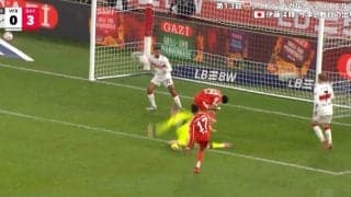 「何してんだよ！」ゴール前で“まさかの行動”→一発退場「これはw」「確信犯やん」シュトゥットガルトDFが\"神の手ブロック\"でファン騒然