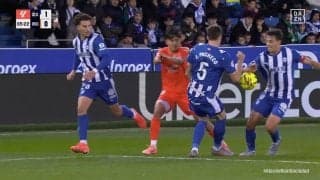 「3人いてもお構いなし」久保建英、\"ダブルハンド\"誘発の曲芸級プレーが脚光！VAR介入できずノーファウルも「見えてるところが違いすぎる」とファン感嘆