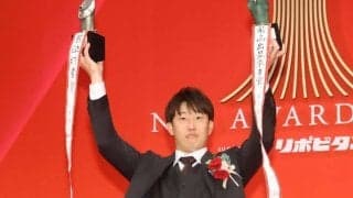 「奥様まさに女房役ですね」セ・リーグ首位打者がモデルデビュー！　“捕手”の愛妻とランウェイ共演「最高の思い出に」