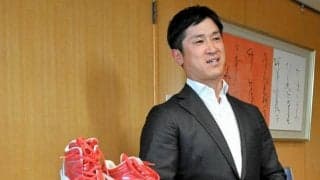 広島カープの上本崇司さん、引退試合のスパイクを広島県福山市に寄贈