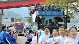 V長崎、8年ぶりのJ1昇格祝いパレード　高木監督の続投も発表