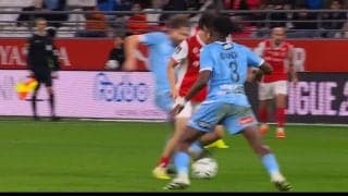 一体何が起きた？中村敬斗、混戦で転がりながらの“ラストパス”が脚光「もうアシストでいいだろ」「何度見てもわからない」