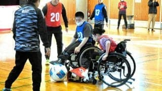 車いすの子　ファジとゴール　岡山支援学校でコーチが出前授業