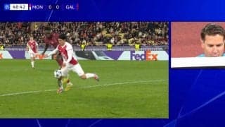 「蹴られてるだろ！」南野拓実、ゴール前で“決定的な仕事”「流石すぎ」ノーファウル判定→一転PK獲得に…スタジアム大熱狂