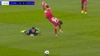 「飛ばしすぎ！」アルゼンチン代表FWが“爆速危険タックル”炸裂「荒すぎるやろ」相手選手は空中大回転→地面に叩きつけられる