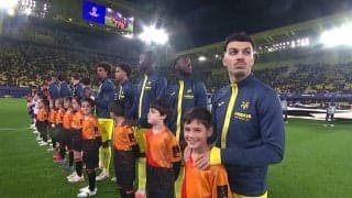 「悲劇」「とんでもないミス」チャンピオンズリーグの選手入場時に衝撃の“アンセム間違い”「今季一おもろい」まさかの“ELアンセム”が響き渡り選手困惑＆大ブーイング