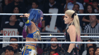 「何やってんのw」人気日本人女子レスラー、“まさかの行動”にツインテ美女ブチギレ…まるでコントな“身長マウント”にファン爆笑