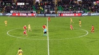 「ほぼノールック」鎌田大地、密集突破のラストパス！「よく出したな」「素晴らしいな」ゴラッソをアシストした瞬間