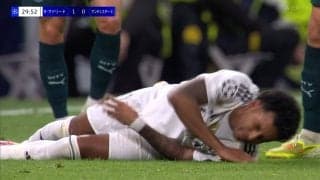 一体何が起きた？R・マドリーの本拠地で危険なスリップ連発「味方を壊してるやん」“ズルズル芝”にブラジル代表FWが足を滑らせて悶絶「サッカーできる環境じゃない」