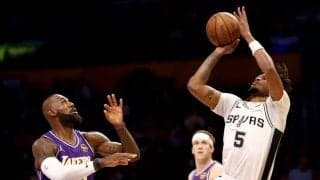 レブロンが昨季新人王に贈り物「どんどん上を目指せ」敗戦後に“ヤングキング”へエール