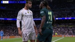 一触即発！緊迫のフェイスオフ「バチバチやな」接触プレーで倒れた相手を見下ろす煽り行為→体当たりに仁王立ちで応戦「退場するなよ」