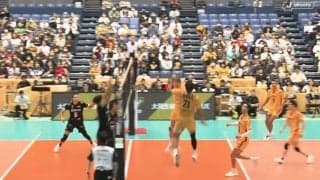 空中姿勢が“シェー”！？ 男子バレー、トリッキーな“背面ショット” 「意味わからなすぎて」