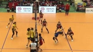 バレーボール、“止めまくる”女子選手が躍動 迫力ブロックに相手リベロが吹き飛ぶように仰け反る