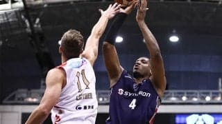 ホームの横浜BCが大阪を接戦の末に撃破…B1通算7000得点達成の安藤がV引き寄せる3P