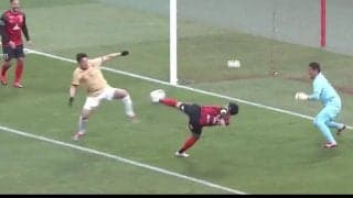 どうなってるの？39歳元日本代表FW、自身の引退試合でアクロバティックなボレーシュート「あの体勢から打つのかよ」「普通にすごい」現役さながらのゴールにファン歓喜