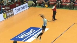サーブの軌道がおかしい… 女子バレー、“ストン”と落ちる魔球でエース 味方ベンチは歓喜のダンス