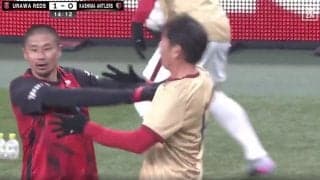 「ブーイングがガチなんよ笑」浦和OBが鹿島OBに弾き飛ばされる→胸をどついて応戦「いちゃついてるな」「面白くていい」一触即発“風”バトルにファン大興奮