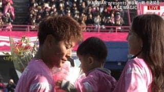 「美人やなあ」丸高愛実、夫・柿谷曜一朗の引退試合にサプライズ登場！「ほんまいい奥様」「一緒にお辞儀するの素敵」家族愛が脚光