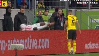 「退場させろよ！」イラついて突き飛ばす→看板から落下する“問題シーン”「レッドだろ？」ピッチ外で場外乱闘が突如発生