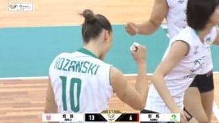 女子バレー、速すぎて見えない超速ハイタッチ 強烈スパイクの直後に驚きの光景