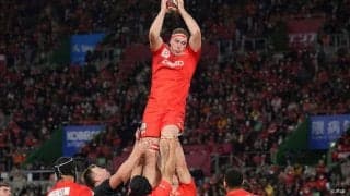 開幕に向けて組んだ全員のスクラム。努力で作り上げた“赤に染まった”スタンド