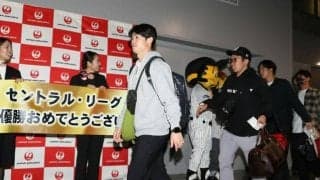 阪神の監督、選手らハワイへ優勝旅行　「楽しんできます」笑顔で出発
