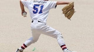 力任せからの脱却…自然なテークバックをどう作る？　理想の動き身につく“二塁トス”