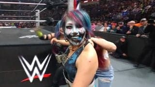 「レフェリー暴行」「やりすぎだろ」日本人女子レスラーが凶行 「完全に一線を越えた」「これこそがヒールに必要な熱」賛否も