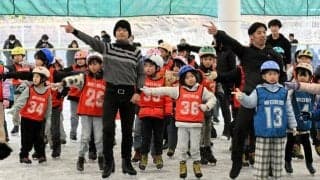 子どもの演技に拍手　元五輪選手が立つことから教えたスケート教室