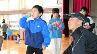 「打つの難しい」「投げるの楽しい」山形南高野球部がこども野球教室