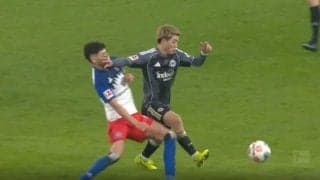 これは… 堂安律、まさかの“顔面に一発”「エグいな」「堂安強いなw」強烈タックルを回避→相手が吹っ飛ぶ